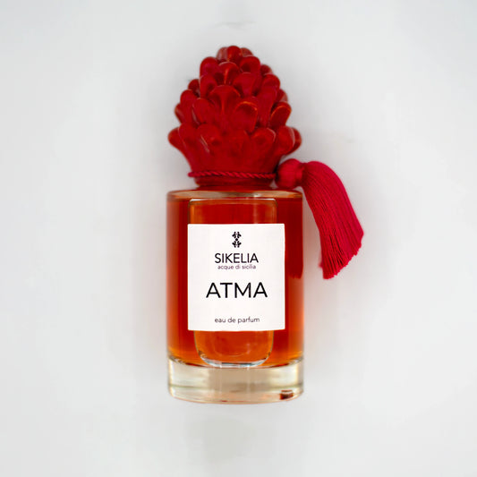 Der Nischenduft Atma der Marke Sikelia mit einer roten Keramtikkappe in Form eines Pinienzapfen im 100 ml Format