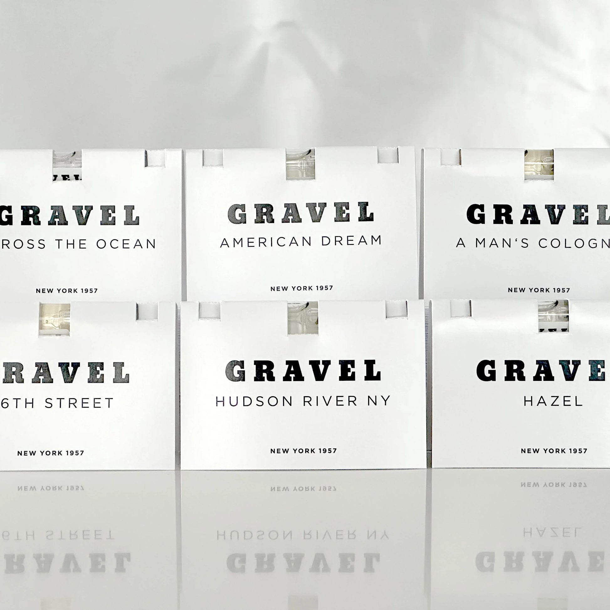 Discovery Set mit allen Nischenparfums von Gravel in sechs kleinen Flaschen vor einem weissen Hintergrund