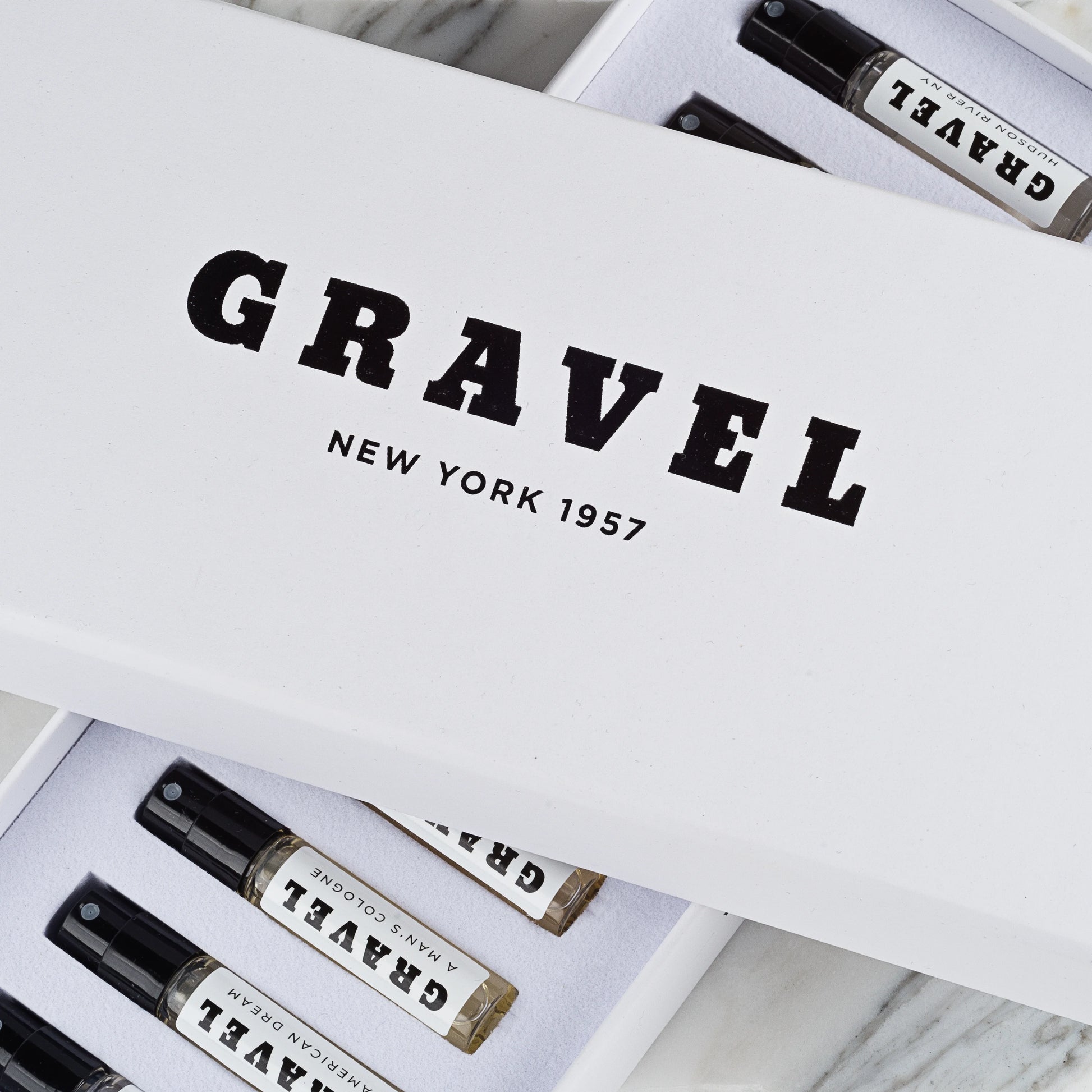 Discovery Set mit allen Nischenparfums von Gravel in einer eleganten Verpackung auf einem Mamorhintergrund