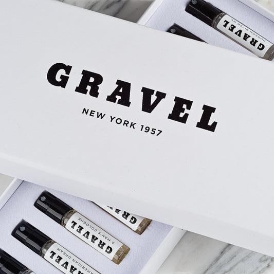 Discovery Set mit allen Nischenparfums von Gravel in einer eleganten Verpackung auf einem Mamorhintergrund