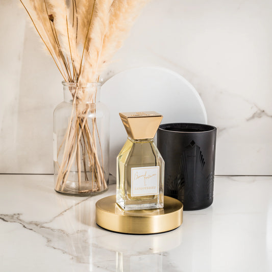 Das Flakon des exklusiven Nischenparfums Bonne Fortune von der Marke Lesquendieu mit einer grossen schwarzen Schale auf einer goldenen Platte