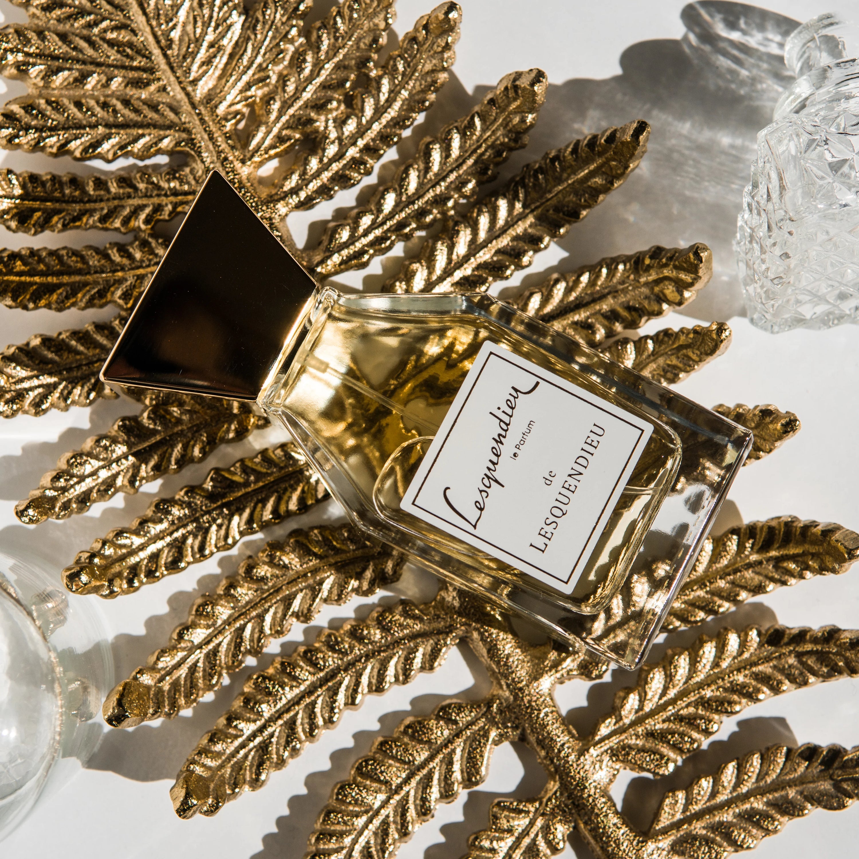 Nischenparfum de lesquendieu der Marke lesquendieu auf einem goldenen Blatt