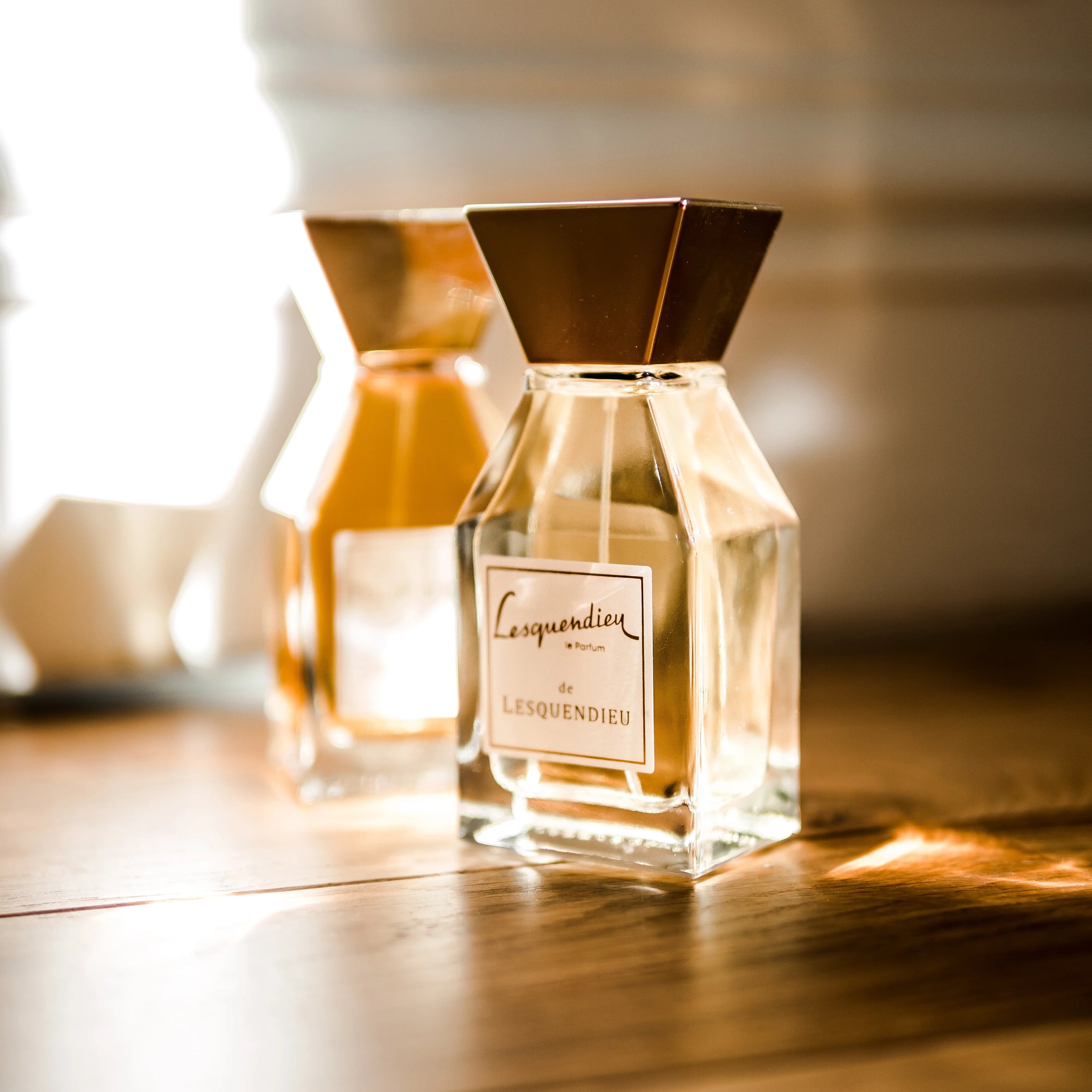 Nischenparfum de lesquendieu von lesquendieu auf einem Tisch im old money look