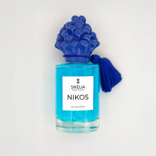 Der Nischenduft Nikos der Marke Sikelia mit einer blauen Keramtikkappe in Form eines Pinienzapfen im 100 ml Format