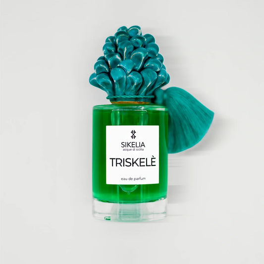 Der Nischenduft Triskele der Marke Sikelia mit einer grünen Keramtikkappe in Form eines Pinienzapfen im 100 ml Format