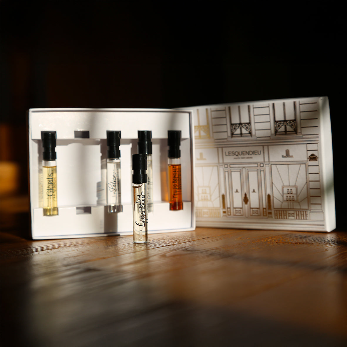 Geschlossenes Discovery Set mit verschiedenen Nischendüften in 2ml Flaschen der Marke Lesquendieu