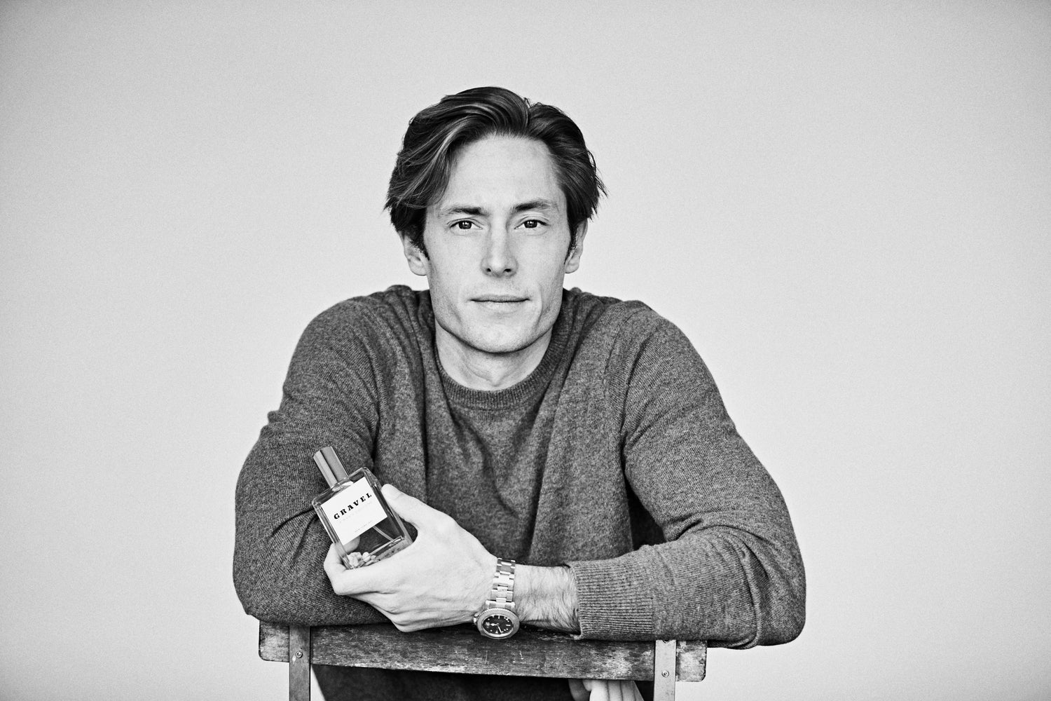 Christian Bessing von Gravel mit einem Nischenduftflakon in der Hand