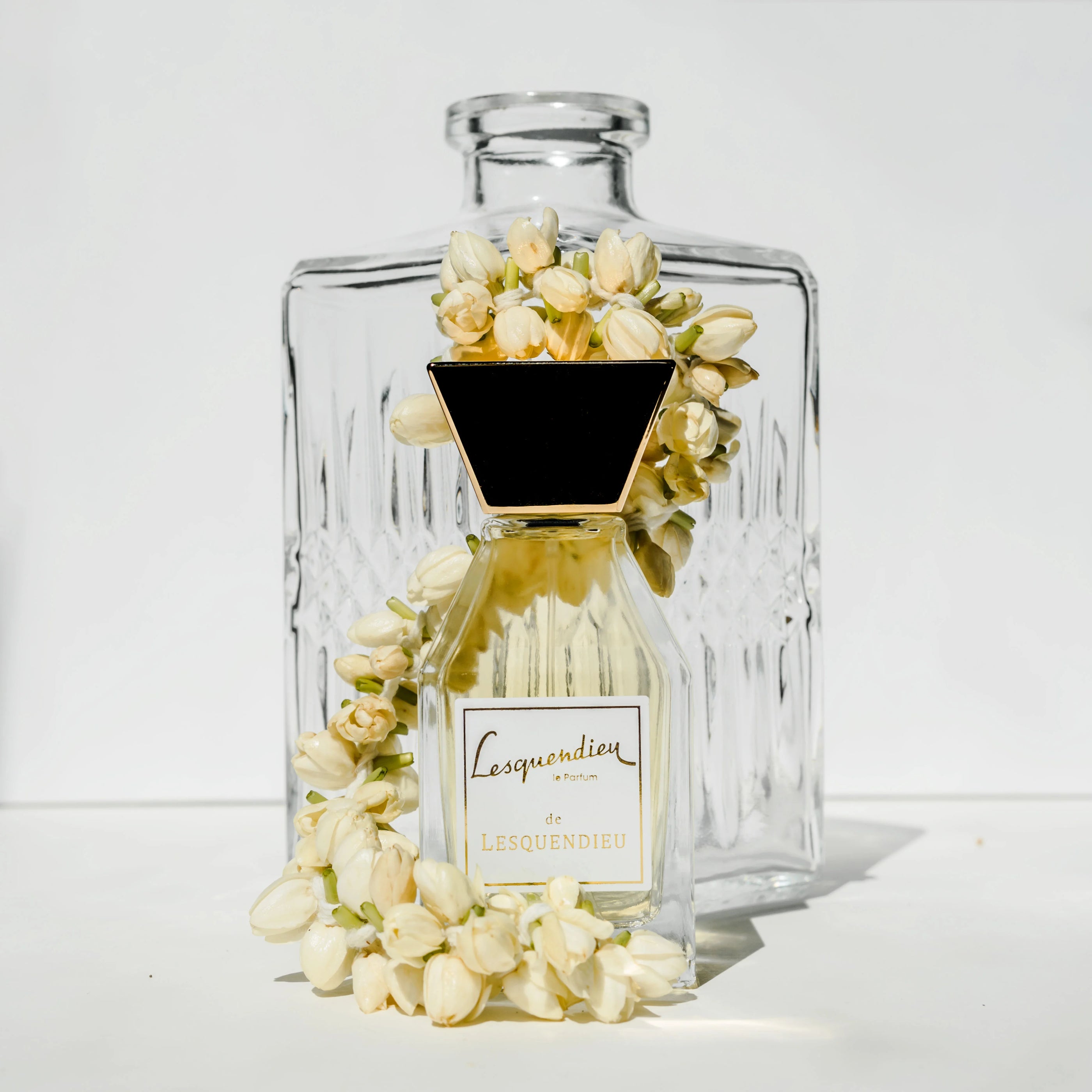 Nischenparfum de lesquendieu der Marke lesquendieu mit Blumen kunstvoll dargestellt