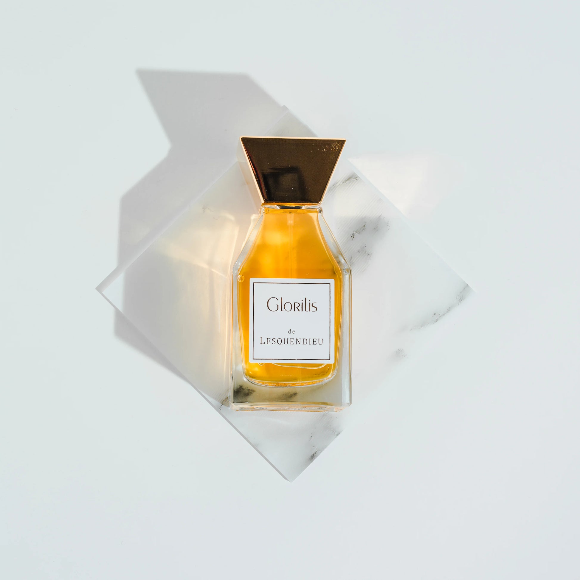 Das Flakon des exklusiven Nischenparfums Glorilis von der Marke Lesquendieu auf einer Marmorplatte