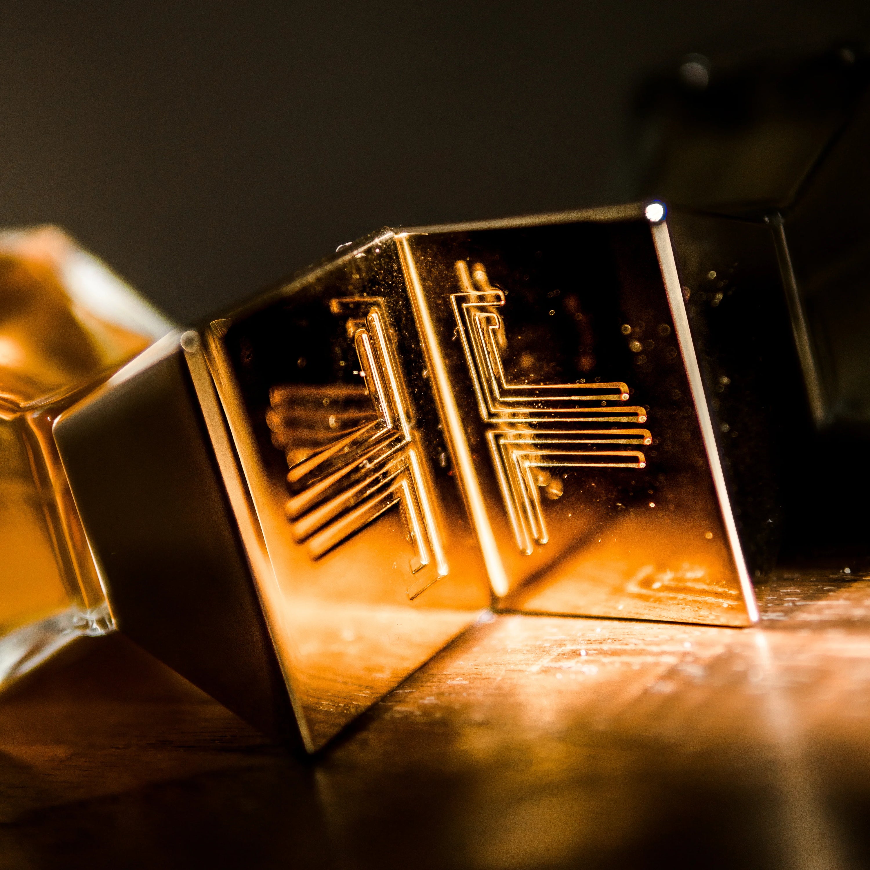 Ansicht der goldenen Kappe eines Parfumflakons von lesquendieu