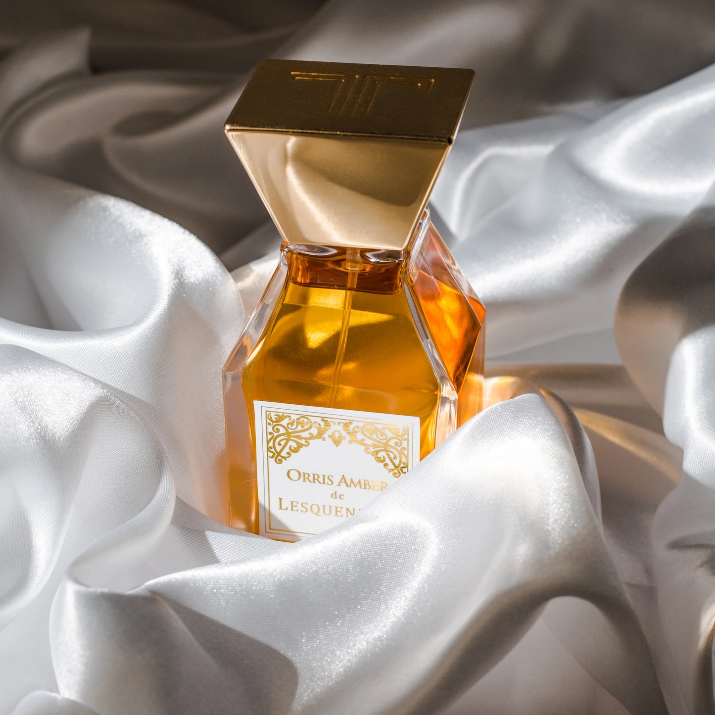 Das Flakon des exklusiven Nischenparfums Orris Amber von der Marke Lesquendieu in einem weissen Seidentuch