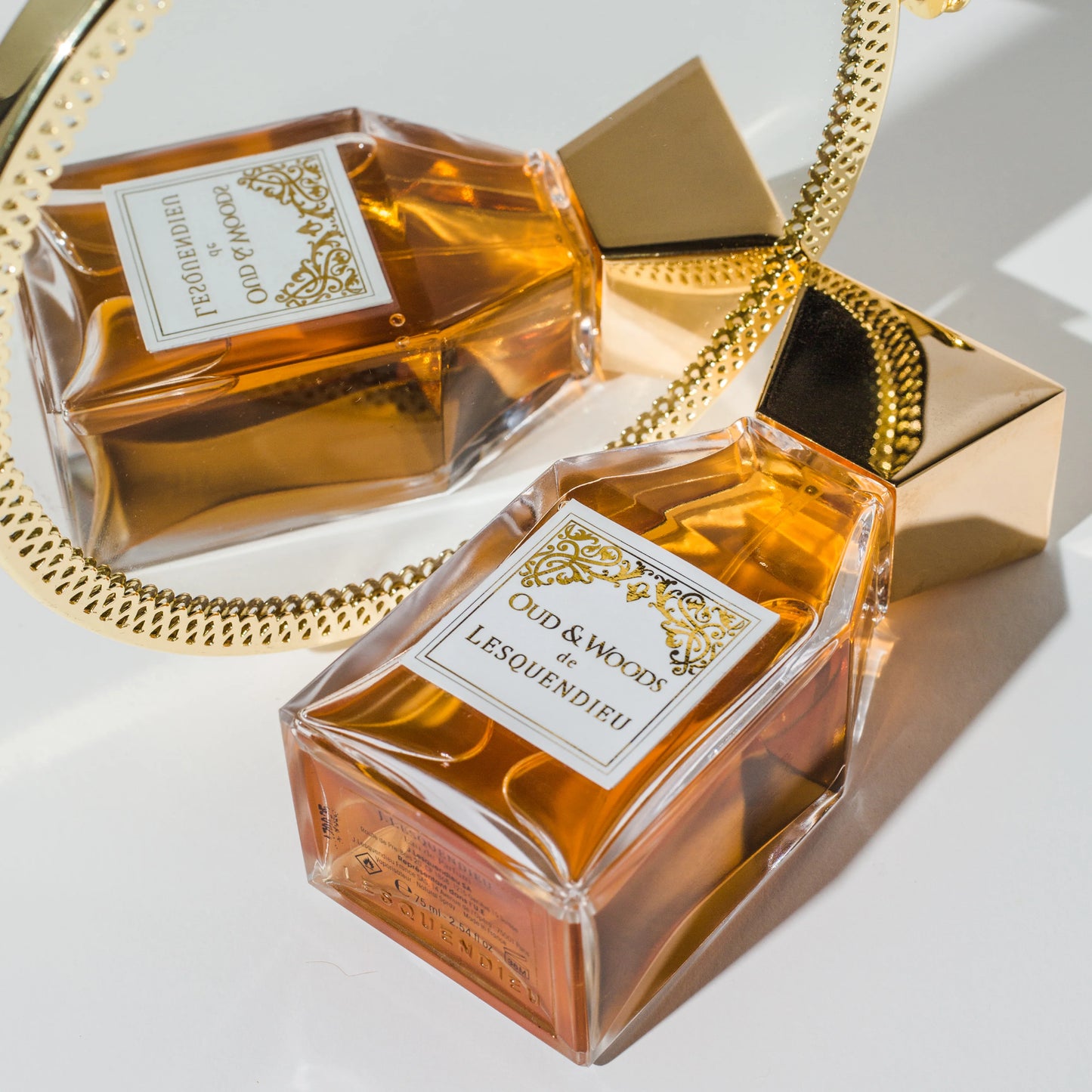 Das Flakon des exklusiven Nischenparfums Oud and Woods von der Marke Lesquendieu vor einem Spiegel